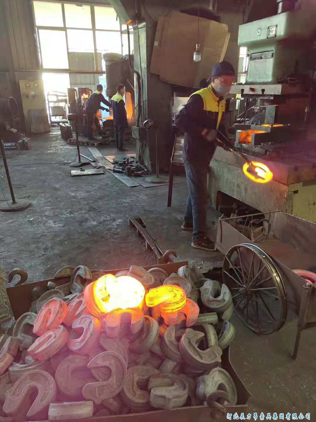 辰力钢板钳锻造图片